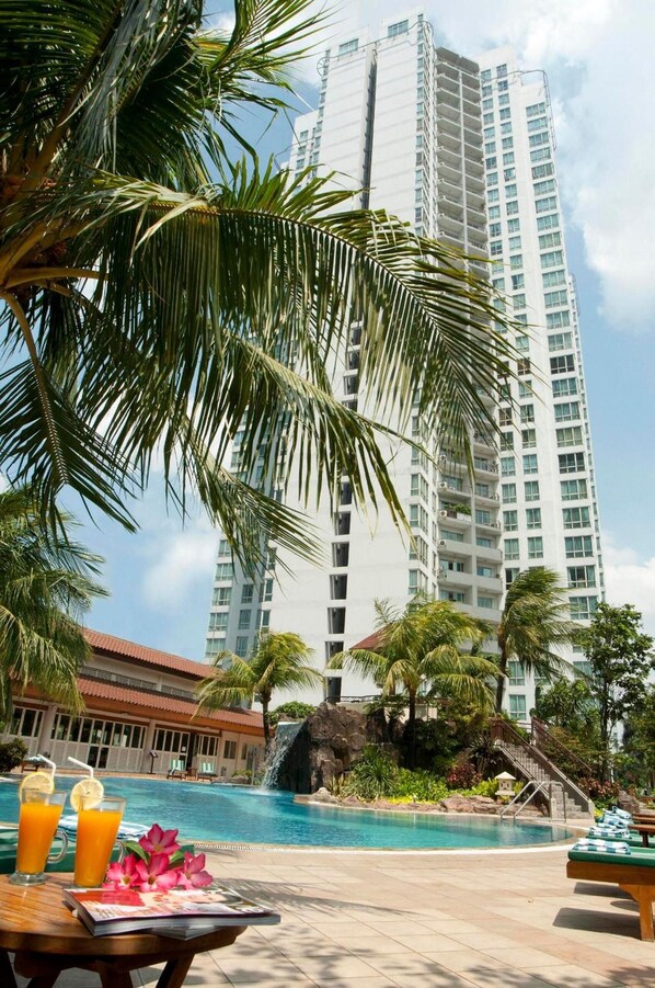 Outdoor pool, pool loungers - The Residences at Puri Casablanca (Jakarta)