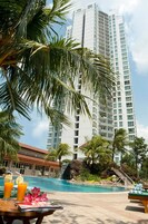 Kolam renang outdoor, dengan kursi berjemur