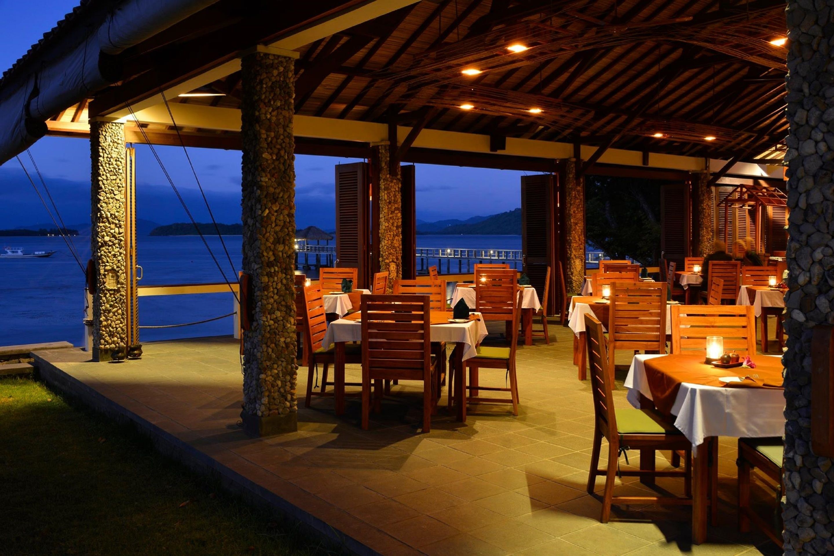 breakfast, lunch, dinner served; sea views