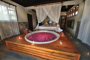 Rainfall showerhead, free toiletries, hair dryer, bathrobes - Cocotinos Sekotong, a Boutique Beach Resort & Spa (Sekotong Barat)