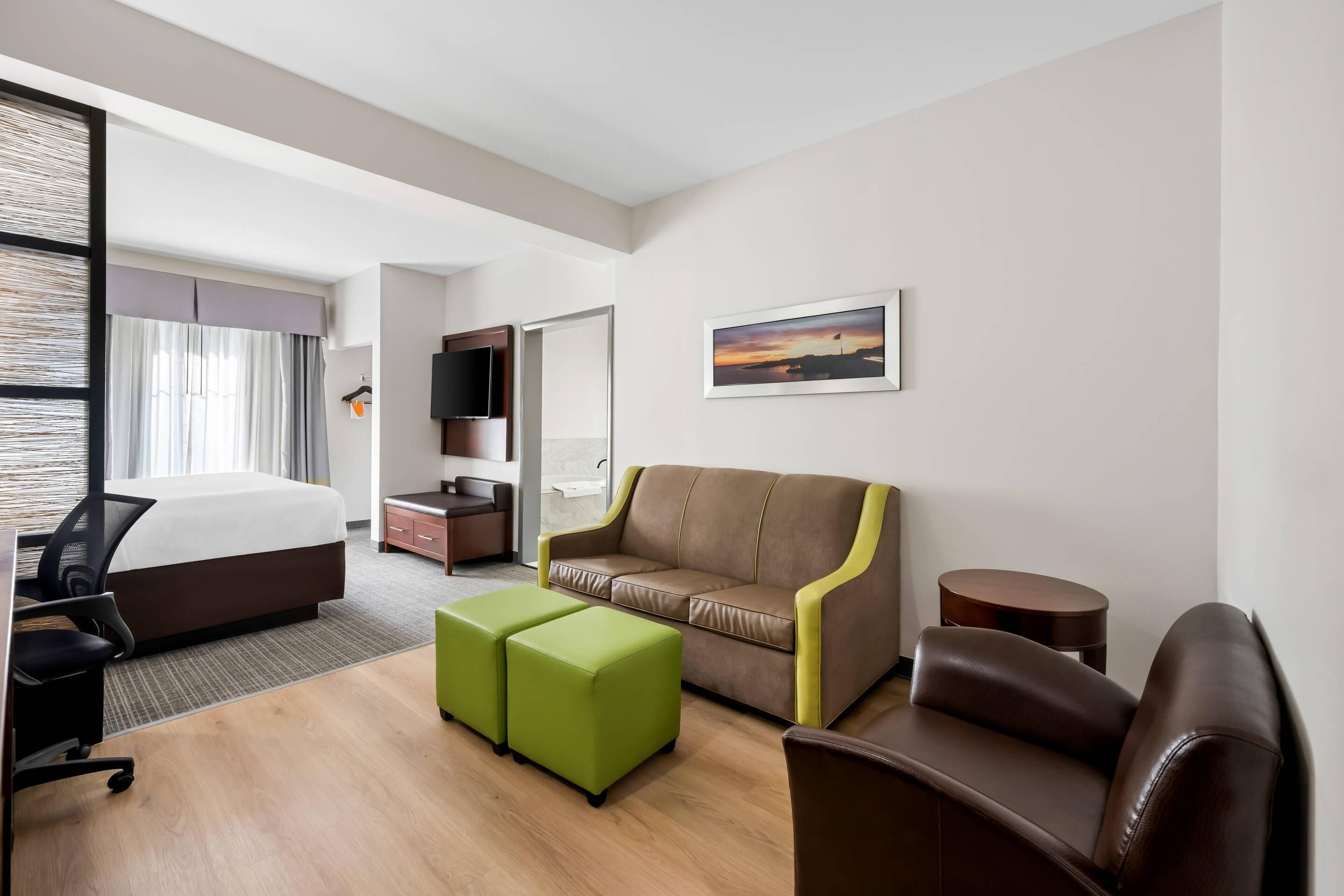 Suite, 1 kingsize bed met slaapbank, niet-roken, bubbelbad | Een bureau, een laptopwerkplek, verduisterende gordijnen