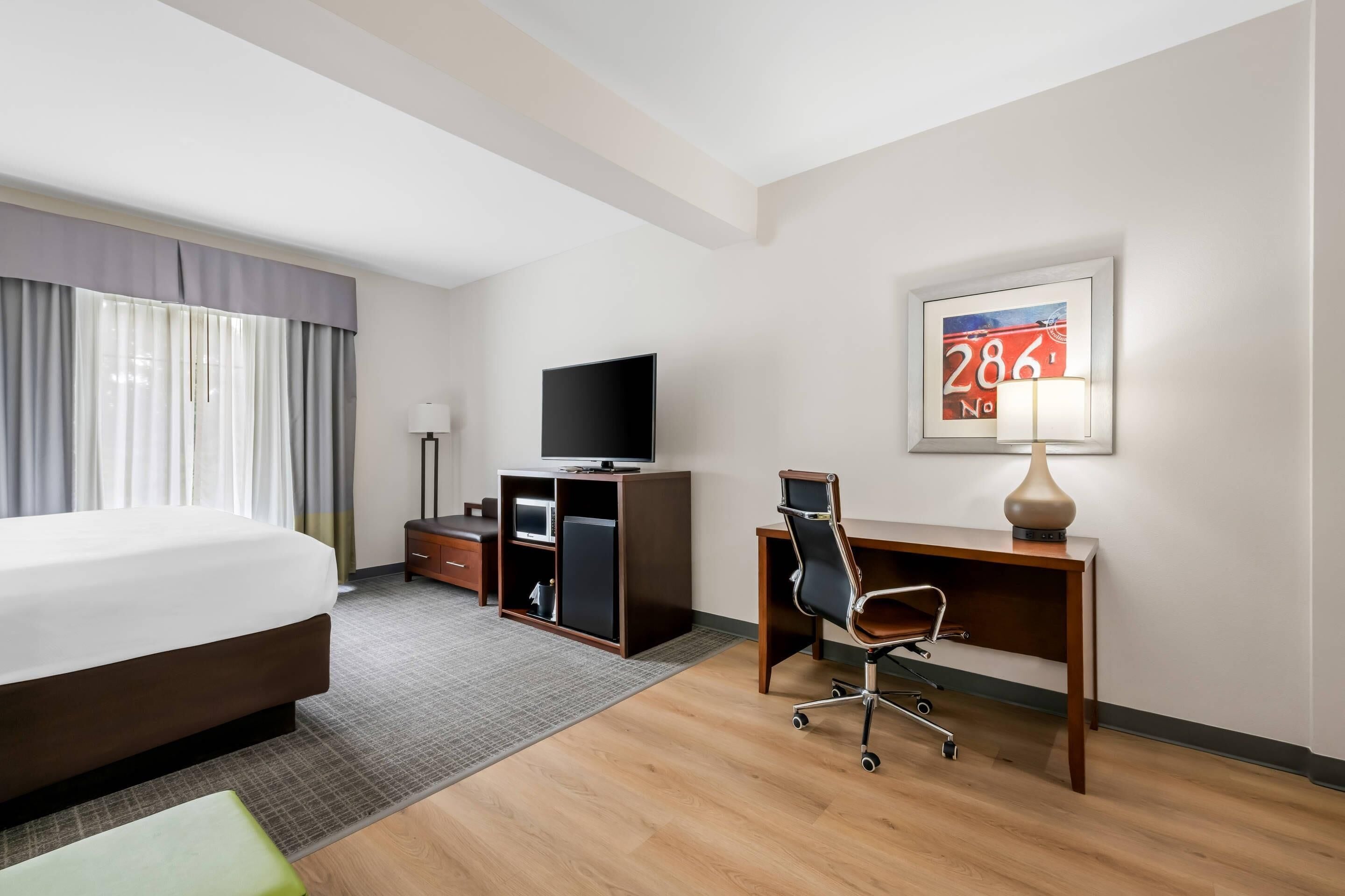 Suite, 1 cama King size y sofá cama, para no fumadores | Escritorio, espacio para trabajar con laptop y cortinas blackout 