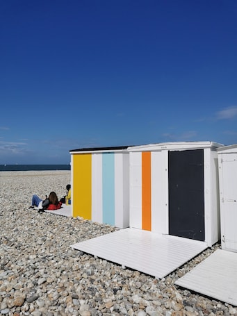 Una playa cerca. The Originals Boutique, Hôtel d'Angleterre, Le Havre