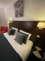 高级房 | 客房内保险箱、免费 WiFi、闹钟