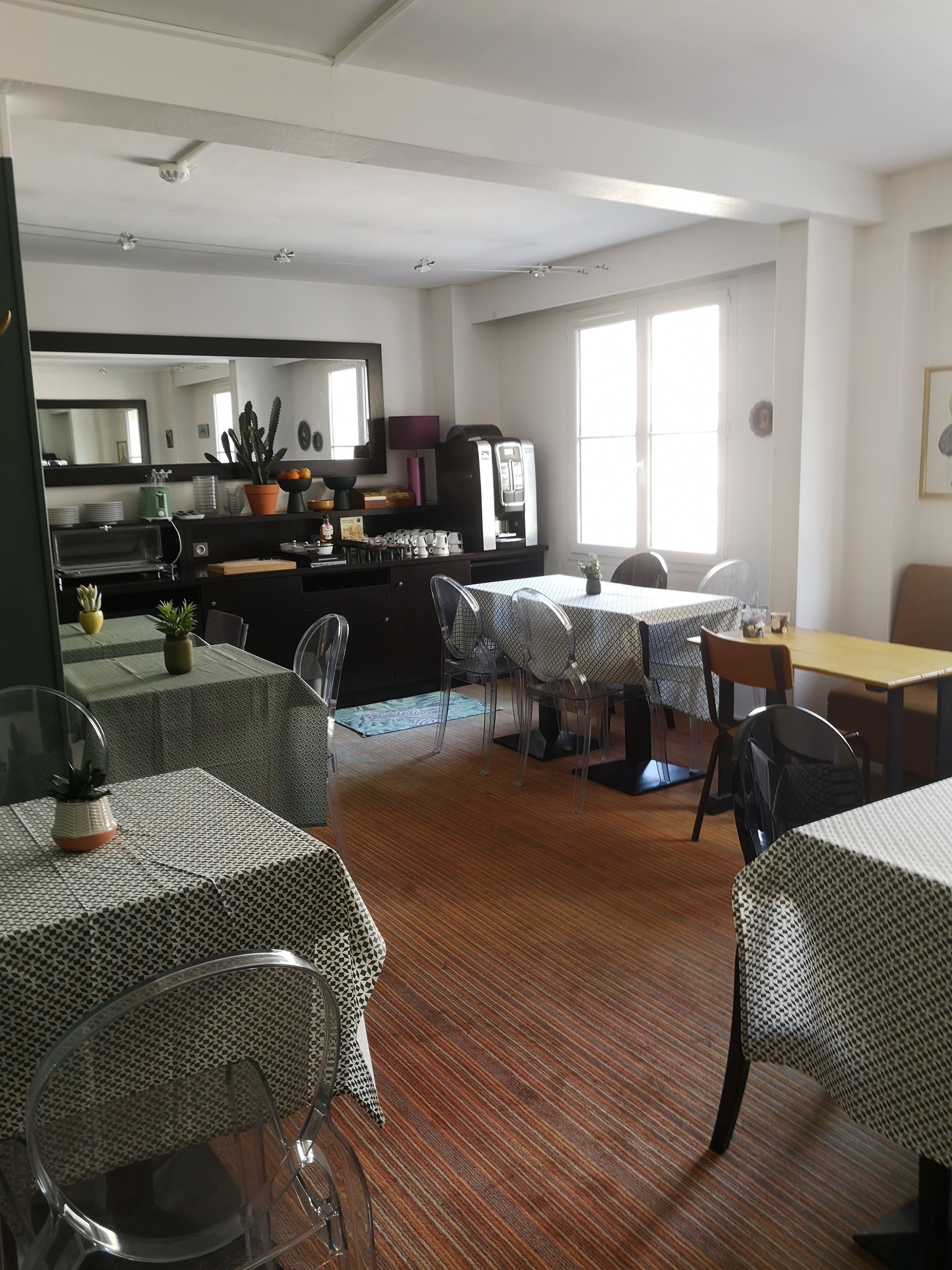 Daily buffet breakfast (EUR 11.00 per person)