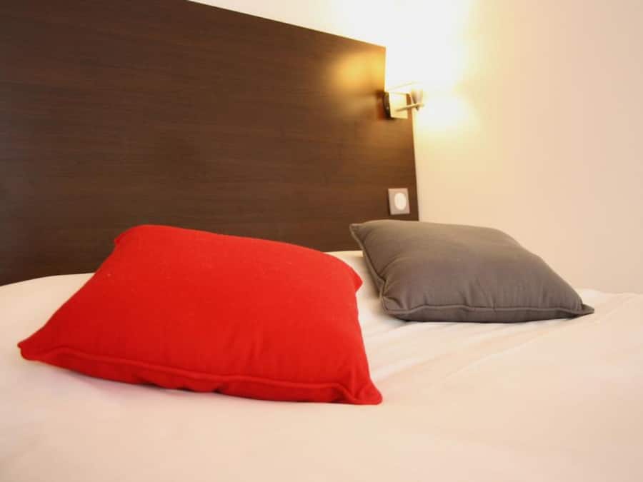 Superior Queen Room | In-room safe, free WiFi, alarm clocks