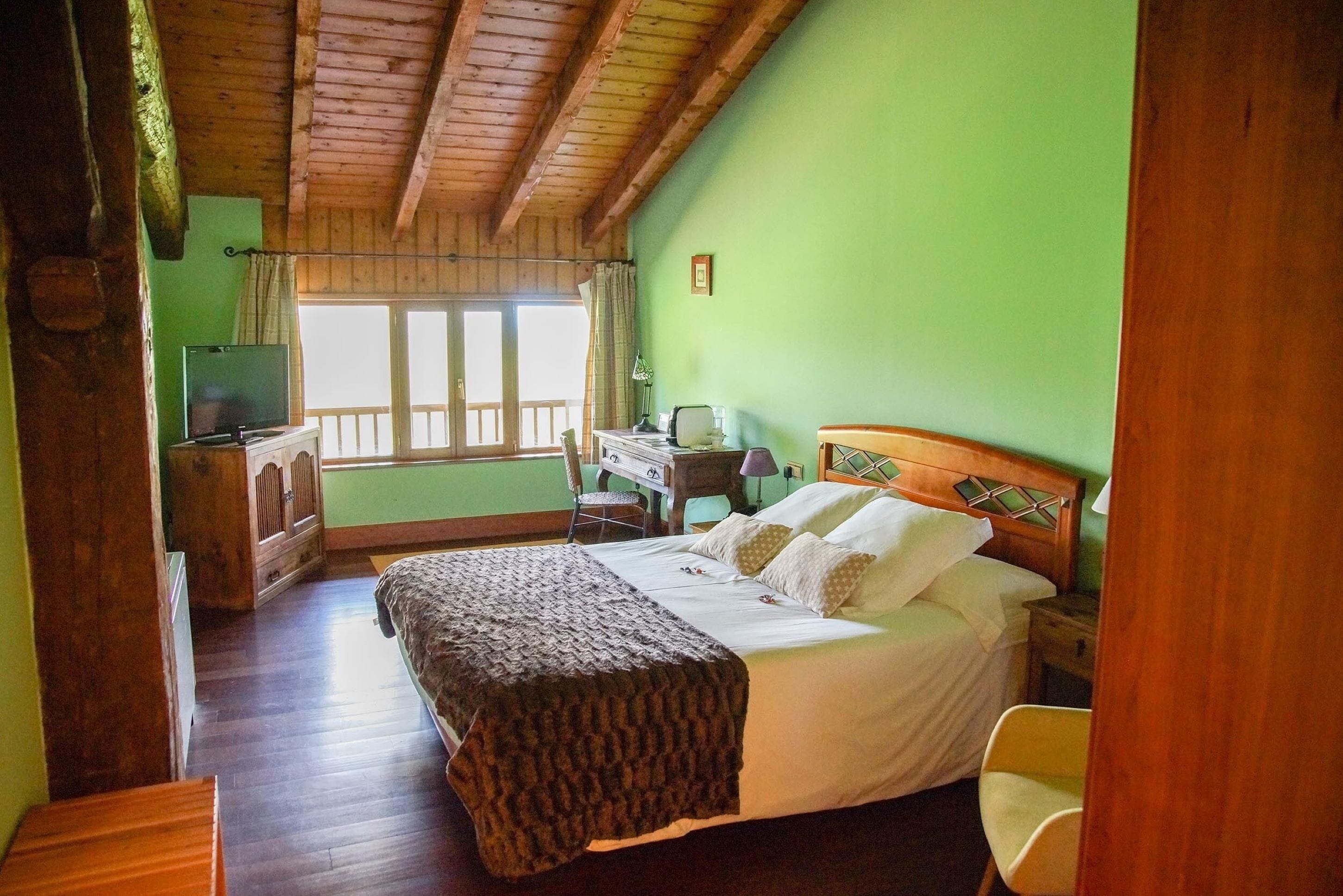 Minibar, desk, WiFi (free), bed sheets
