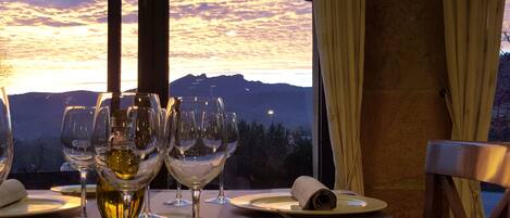 Melayani sarapan, makan siang, makan malam; sajian masakan Basque