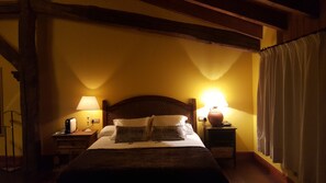 Quarto casal superior, 1 cama Queen | 1 quarto, frigobar, escrivaninha, Wi-Fi de cortesia