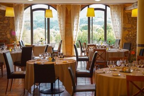 供应早餐、午餐和晚餐，巴斯克菜