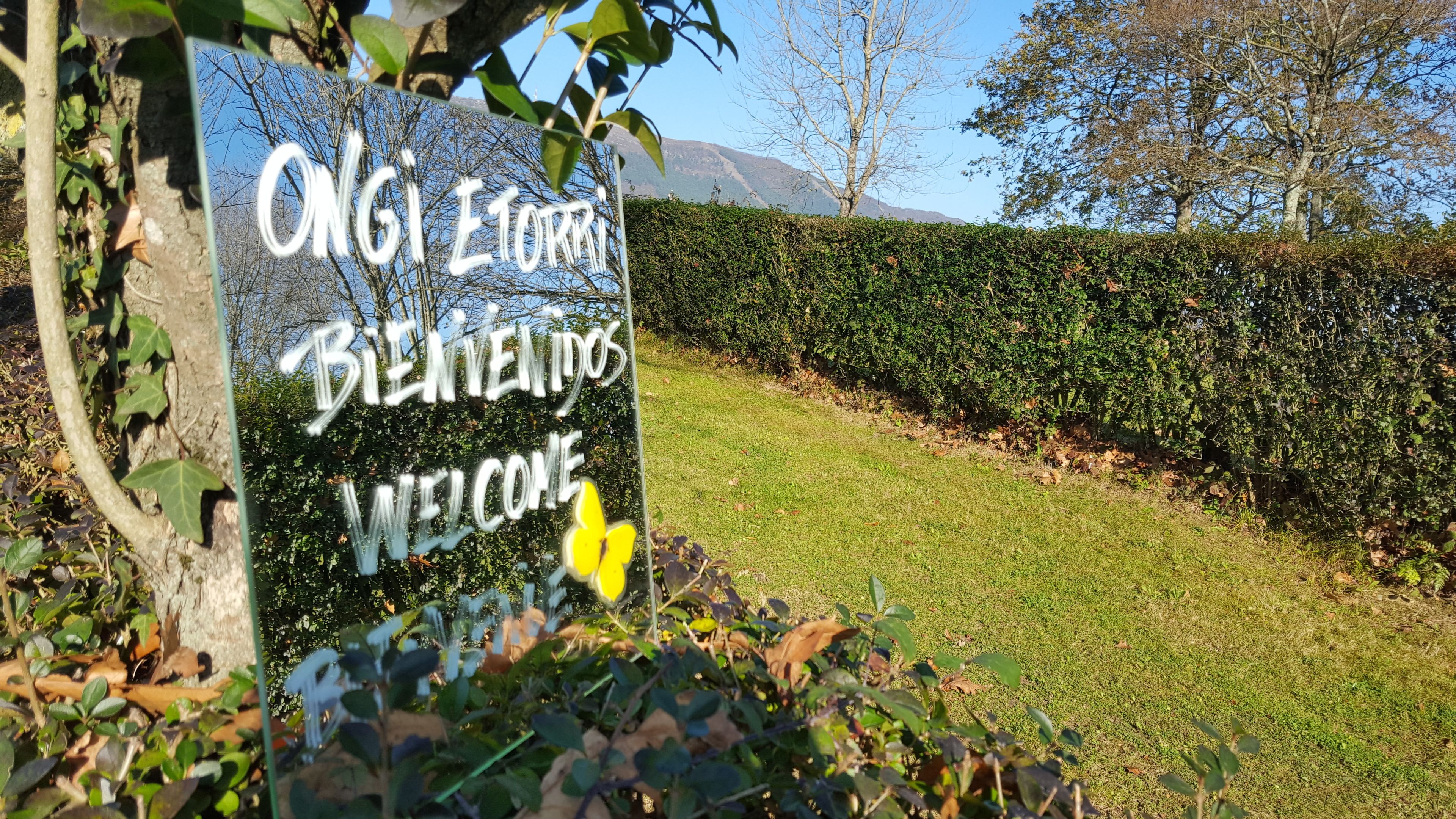 Un cartel que dice 'ONGI ETORRI' y 'BIENVENIDOS' dando la bienvenida a los visitantes.