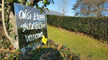 Un cartel que dice 'ONGI ETORRI' y 'BIENVENIDOS' dando la bienvenida a los visitantes.