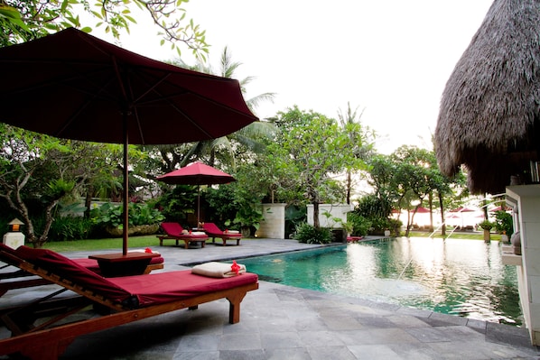 Kolam renang indoor dan kolam renang outdoor, dengan payung kolam renang