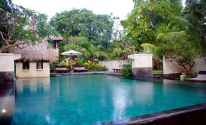 Indoor pool, outdoor pool, pool umbrellas - The Sandi Phala (Kuta)