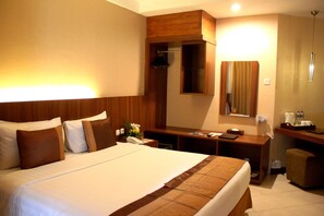 In-room safe, free WiFi, bed sheets - The Majesty Hotel (Bandung)