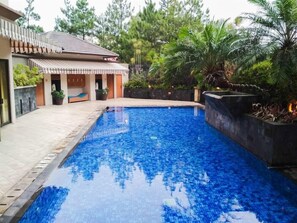 Outdoor pool - The Majesty Hotel (Bandung)