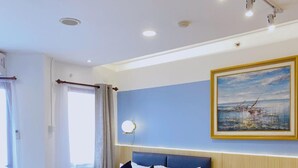 In-room safe, free WiFi, bed sheets - The Majesty Hotel (Bandung)