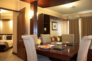 Cofres nos quartos, Wi-Fi de cortesia, roupa de cama