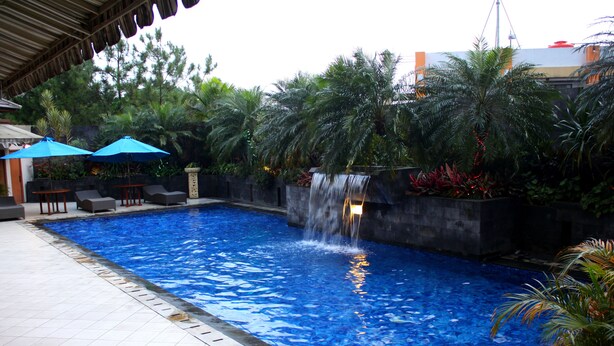 Outdoor pool - The Majesty Hotel (Bandung)