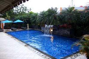 Outdoor pool - The Majesty Hotel (Bandung)