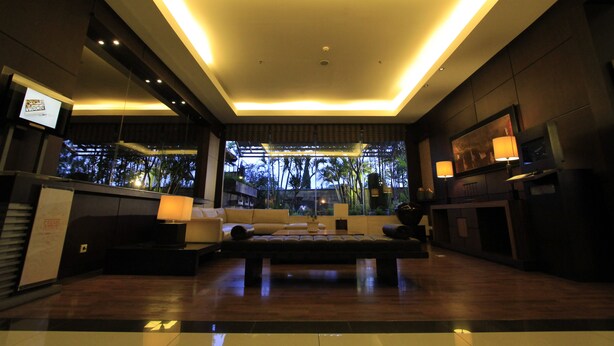 A modern lobby with a large seating area, a reception desk, and a view of the outdoors. - Grand Setiabudi Hotel (Bandung)