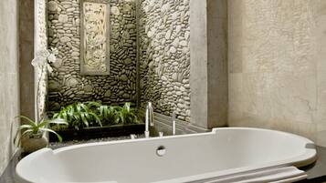 Deep-soaking bathtub
