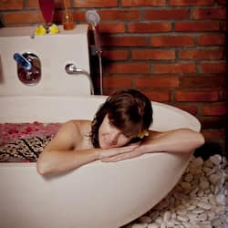 Deep-soaking bathtub