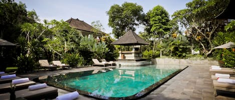 Kolam renang outdoor, dengan kursi berjemur