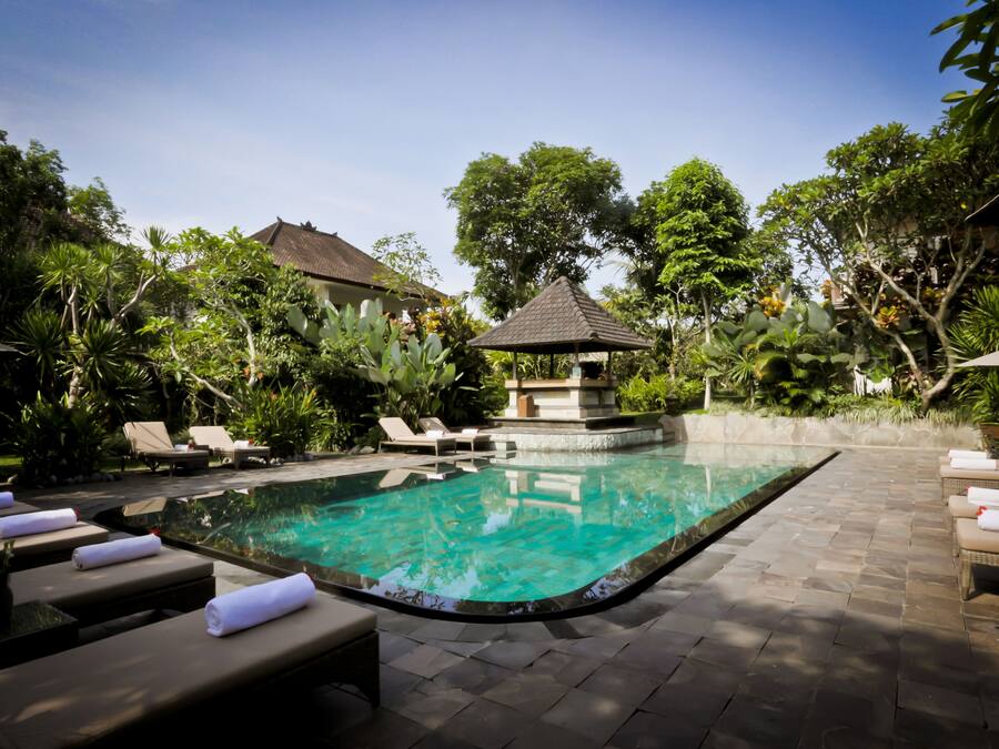 Kolam renang outdoor, dengan kursi berjemur