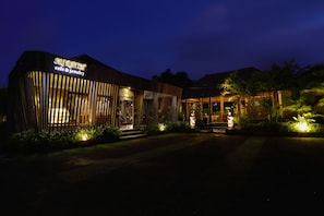 Fachada de la propiedad por la tarde o noche