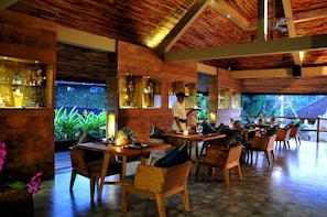 Se sirven desayunos y cocina internacional, con vista al jardín