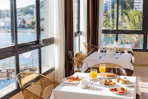 Breakfast, lunch, dinner served; international cuisine