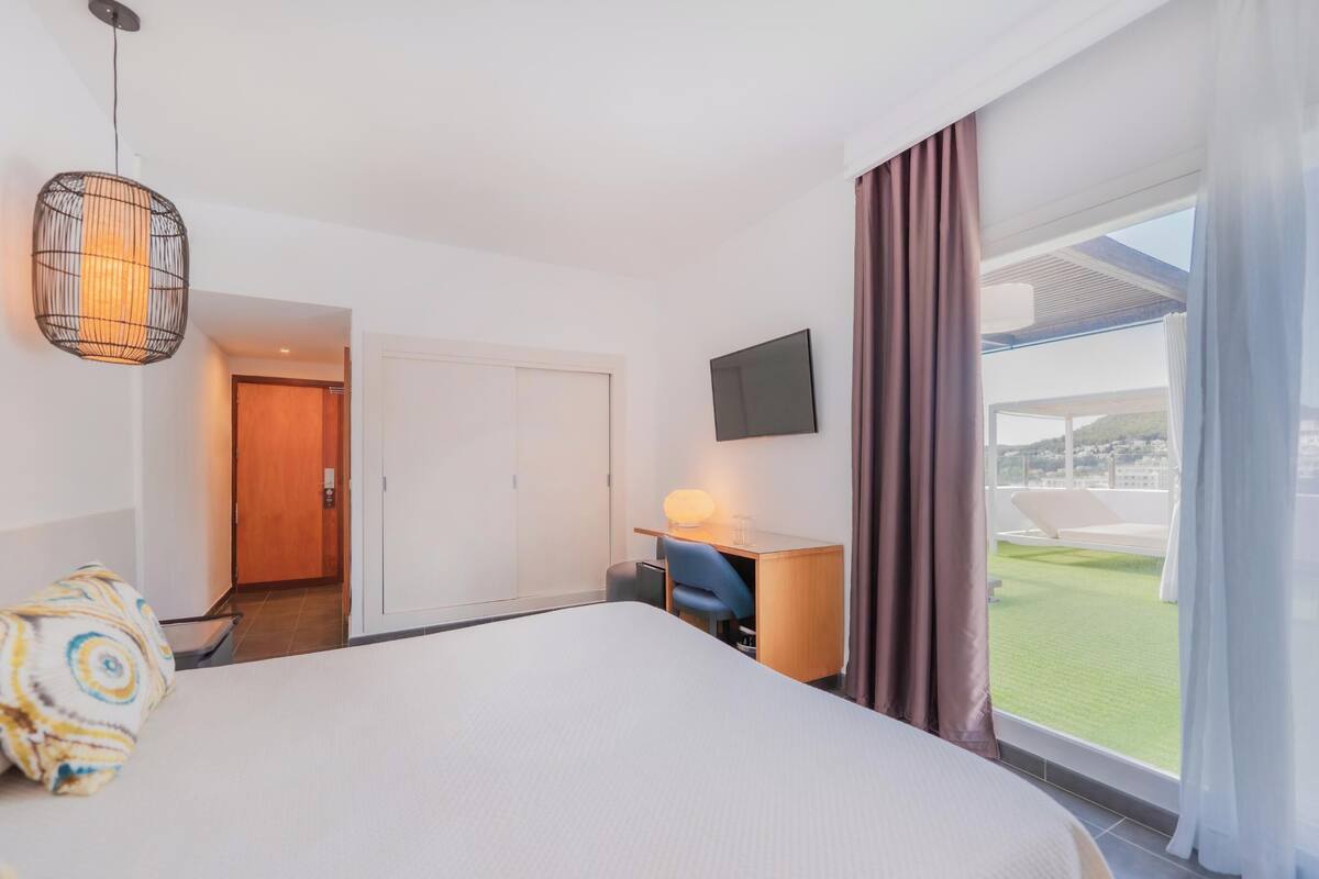 Deluxe Room (Superior - Panoramic Sea View) | Minibar, in-room safe, desk, laptop workspace