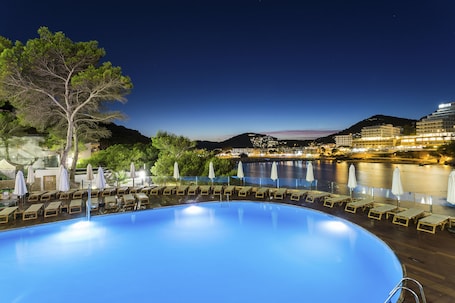 Una piscina al aire libre, sombrillas, tumbonas. Palladium Hotel Cala Llonga - Adults Only