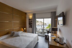 Minibar, caja de seguridad en la habitación y escritorio