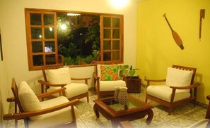 14-吋電視，提供付費頻道