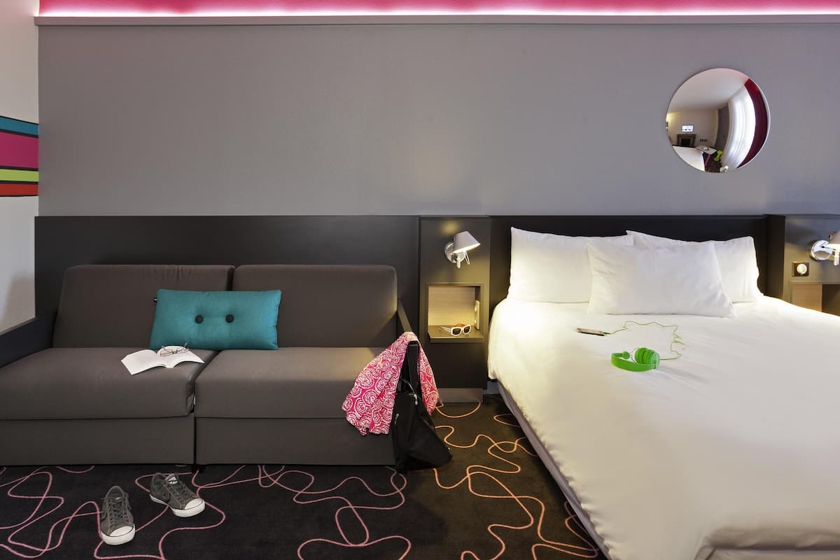 Standard Suite, 1 Double Bed with Sofa bed | 1 bedroom, desk, soundproofing, free WiFi