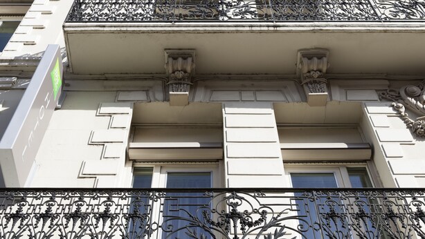 Fachada de hotel con balcones, un letrero verde para hoteles ibis Styles y el nombre 'Roanne Centre Gare'.