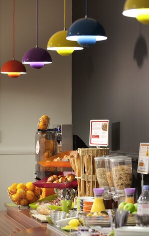 Petit déjeuner continental (12.90 EUR par personne)