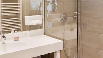 Haartrockner, Handtücher, Seife, Shampoo