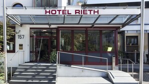 A hotel entrance with a glass canopy, steps leading up to the door, and a visible address number 157. - Hotel Rieth (Boeblingen)