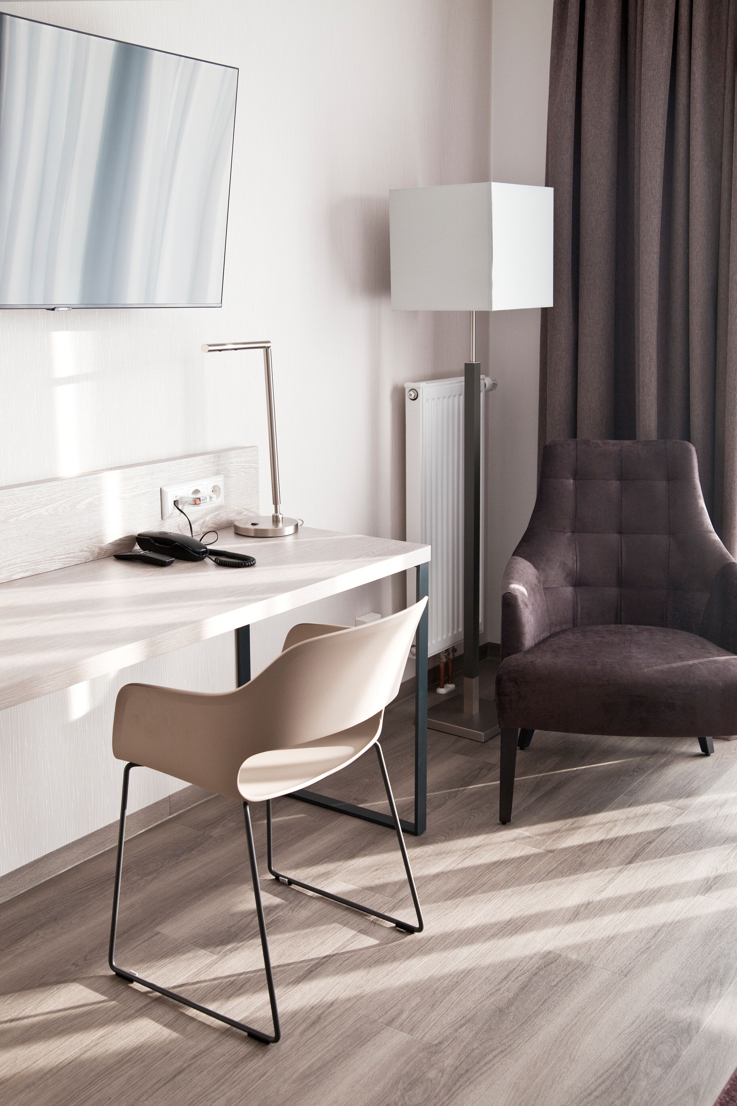 위성 채널 시청이 가능한 40인치 평면 TV, TV, 유료 영화