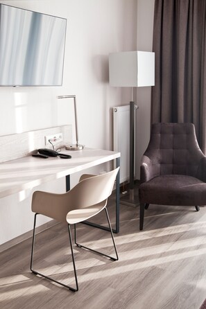 40-inch flat-screen TV with satellite channels, TV, pay films - Hotel Rieth (Boeblingen)