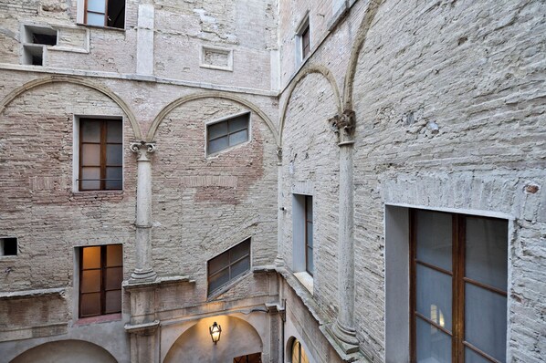 Courtyard view - Palazzo Coli Bizzarrini (Siena)