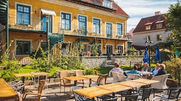 Petit déjeuner et déjeuner servis sur place, vue sur le jardin
