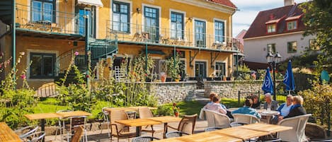 Frukost och lunch serveras, med utsikt mot trÀdgÄrden