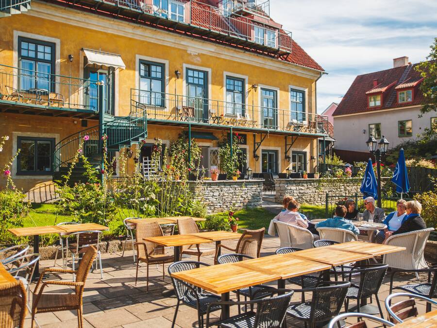 Der serveres morgenmad og frokost med udsigt til haven