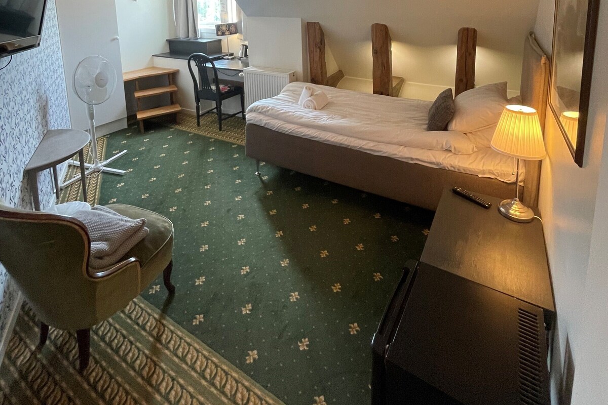 Single Room | WiFi (free), individually decorated, individually furnished, bed sheets
