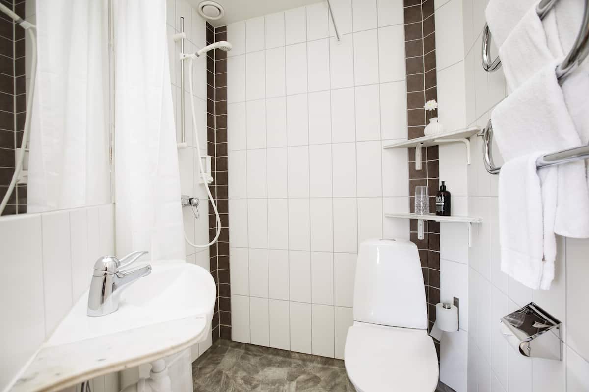 apartment, 2 bedrooms, garden view | bathroom | designer toiletries, hair dryer, towels