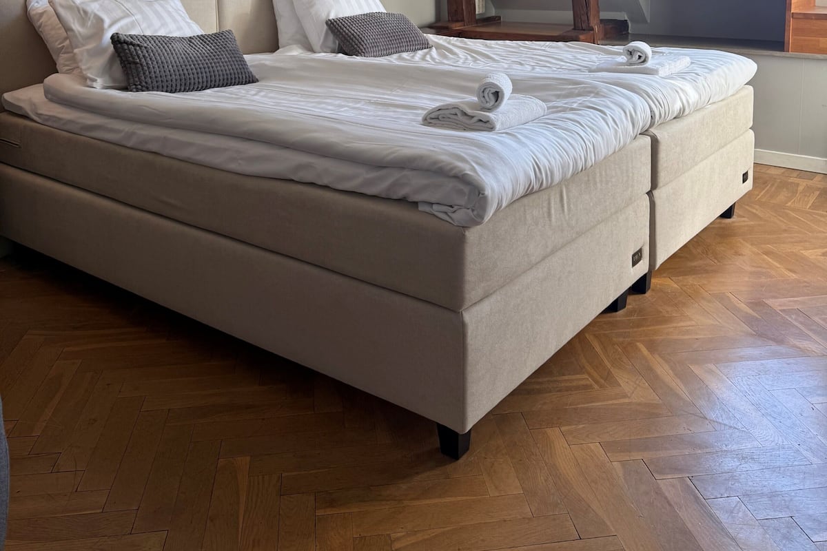 Habitación doble, balcón | Decoración personalizada, muebles diferentes y wifi gratis